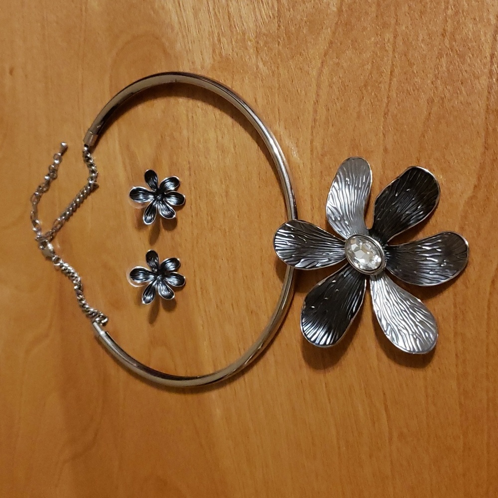 2. Statement flower pendant necklace and earring set